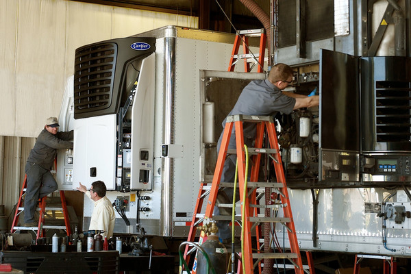Фото процесса ремонта холодильного оборудования автомобиля